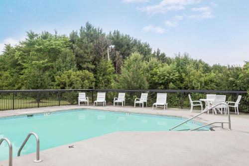 Days Inn by Wyndham Selma - image 4