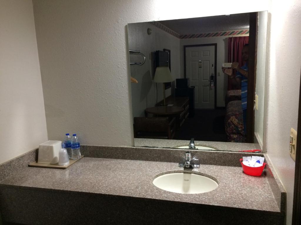 Rexdale Inn - image 5