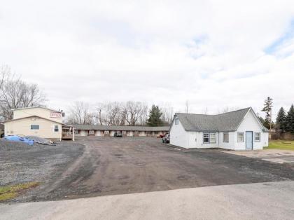OYO Hotel Starlite Seneca Falls - image 10