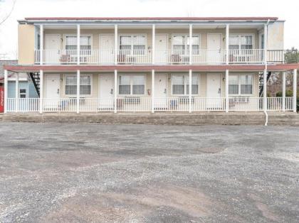 OYO Hotel Starlite Seneca Falls - image 5