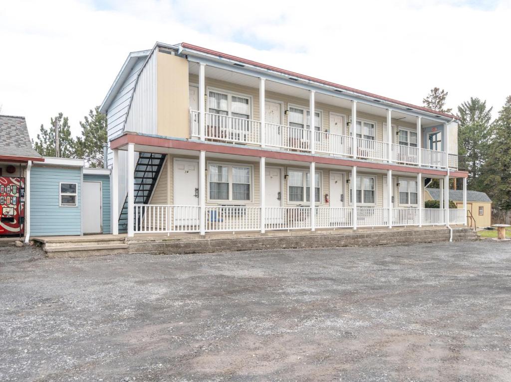 OYO Hotel Starlite Seneca Falls - image 6
