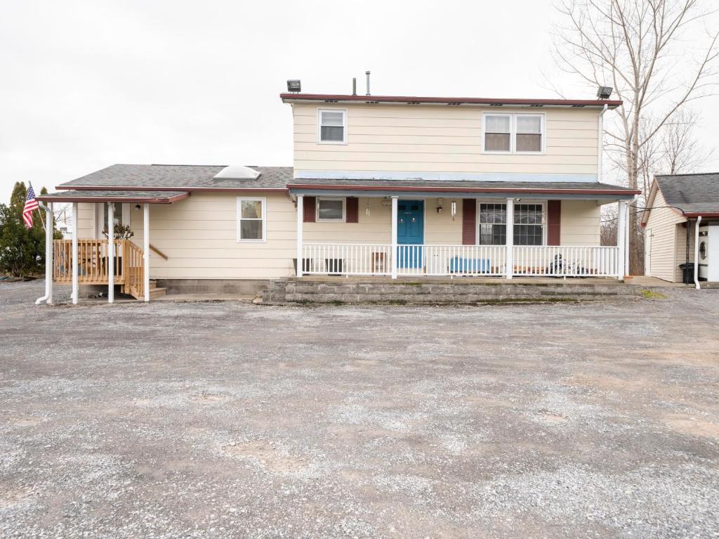 OYO Hotel Starlite Seneca Falls - image 7