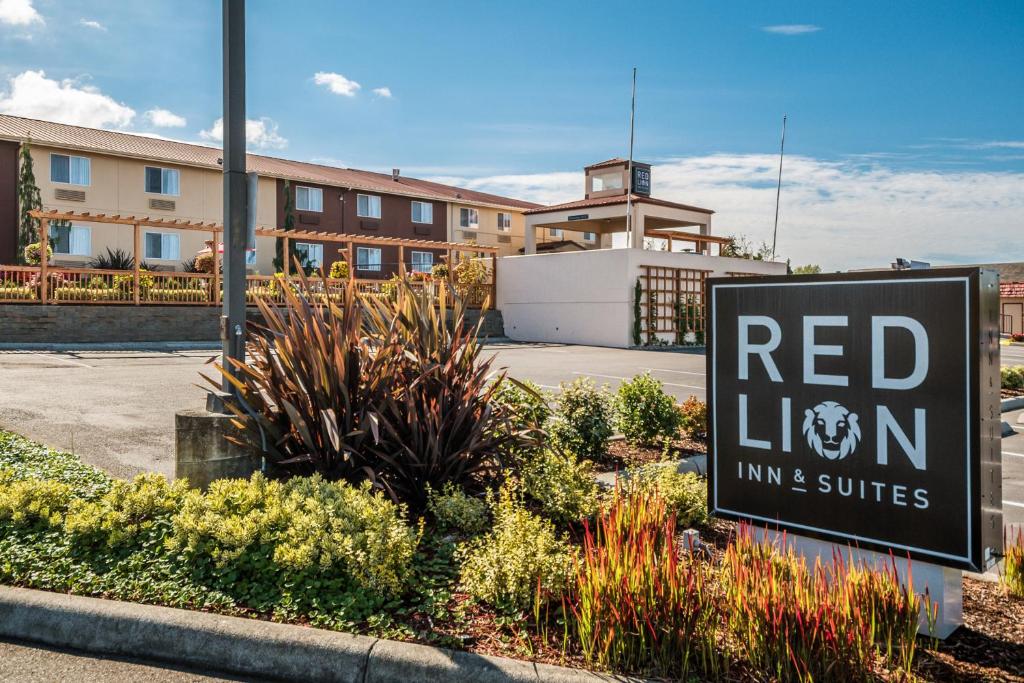 Red Lion Inn & Suites at Olympic National Park - main image