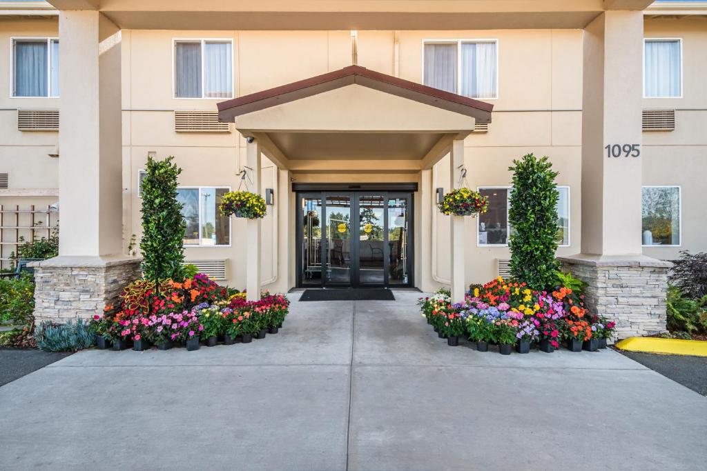 Red Lion Inn & Suites at Olympic National Park - image 5