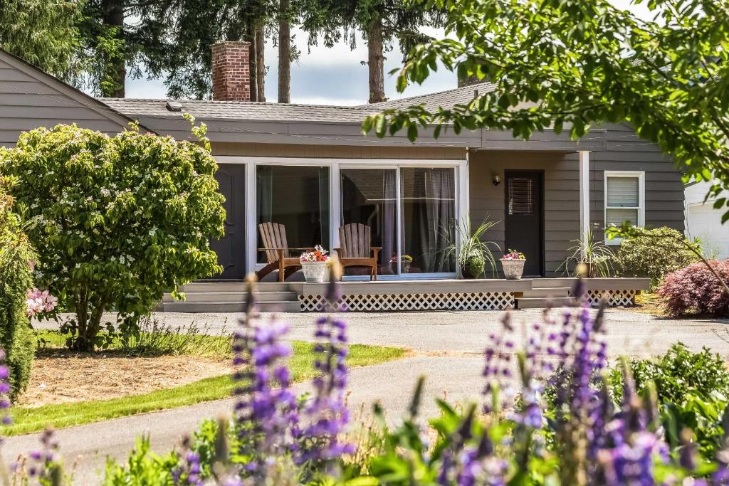 Waterfront Home - Easy Access to Olympic Peninsula - main image