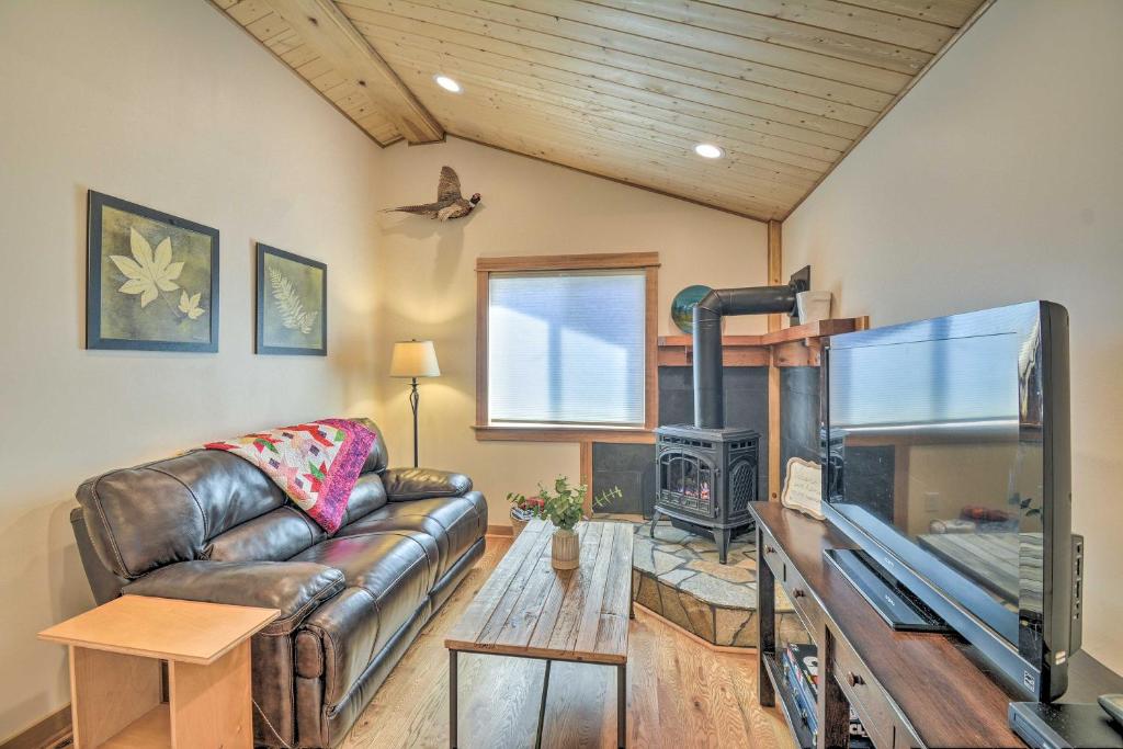 Sequim Condo Olympic Discovery Trail Access! - main image