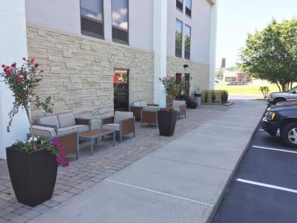 Hampton Inn Sevierville - image 4