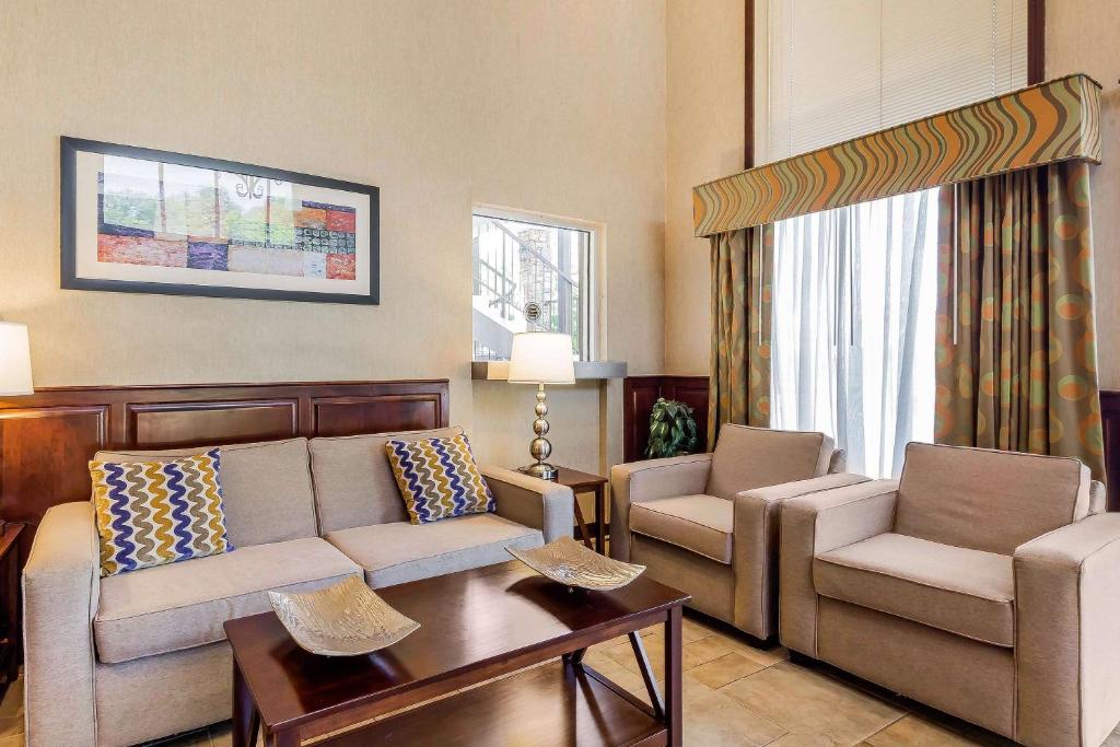 Quality Inn & Suites Sevierville - Pigeon Forge - image 2