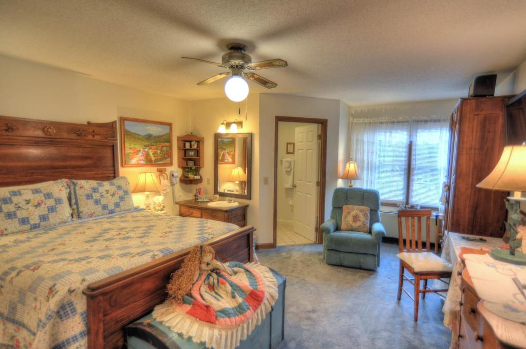 Blue Mountain Mist Country Inn - image 3