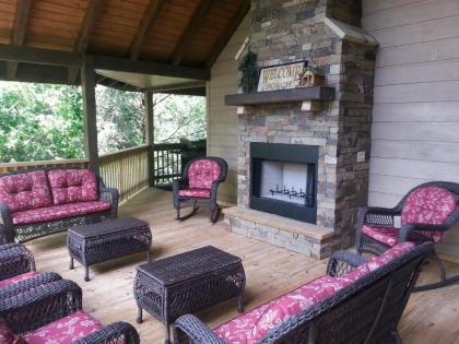 Smokies Edge Chalet - image 1