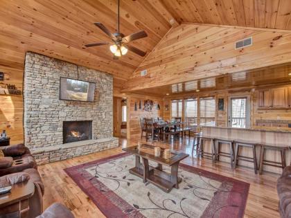 Parkside Lodge 6 Bedrooms Sleeps 26 theater Room Hot tub Pool table