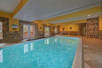 Pool And theater Lodge Sevierville
