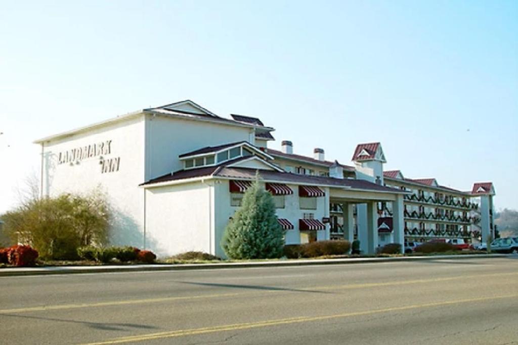 Landmark Inn - image 3
