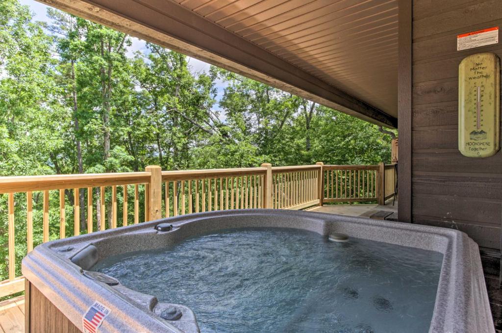 Sevierville Overlook Cabin 9 Miles to Gatlinburg! - main image