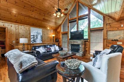 Spacious Cabin with Private Hot tub 1mi to Dollywood