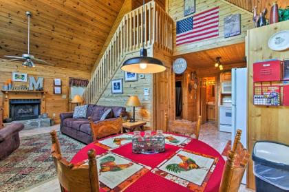 The Moonshine Cabin with Hot Tub- 3 Mi to Dollywood