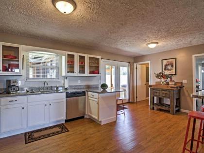 Country Charm Luxury Sevierville Home with Hot Tub - image 2