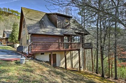 Sevierville Cabin with Hot tub Views and Pool Access