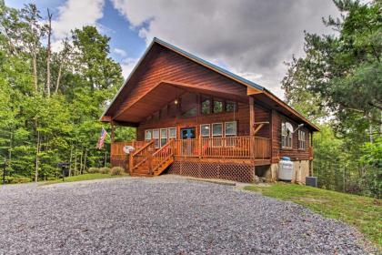Quiet American Dream Smoky Mtn Cabin with Hot Tub!
