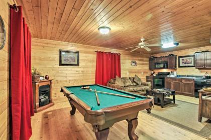 Hidden Hideaway Cabin with Deck and Pool table Tennessee