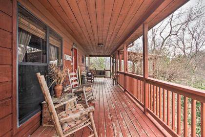 Woodsy Hideaway with Hot Tub Grill and Smoky Mtn Views Sevierville