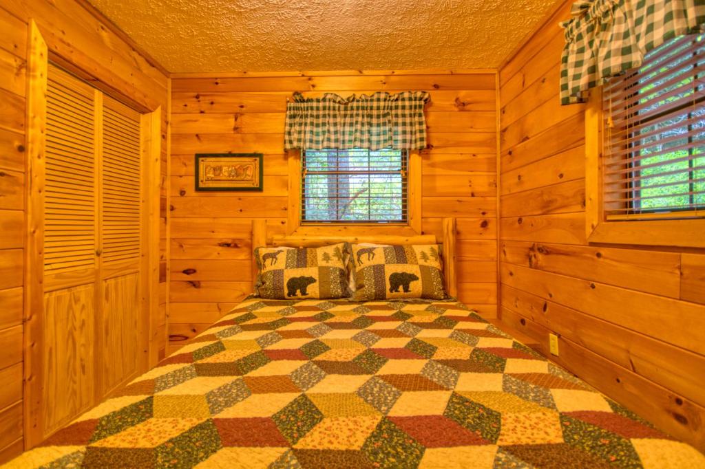 Secret Hideaway #195 by Aunt Bug's Cabin Rentals - image 2