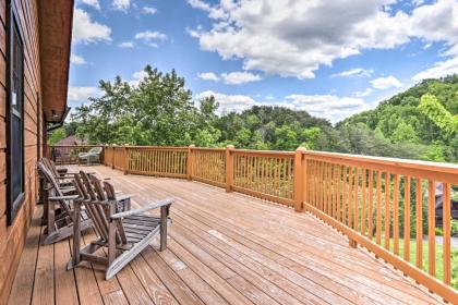 Log Cabin with multi Level Deck   5 mi to Dollywood