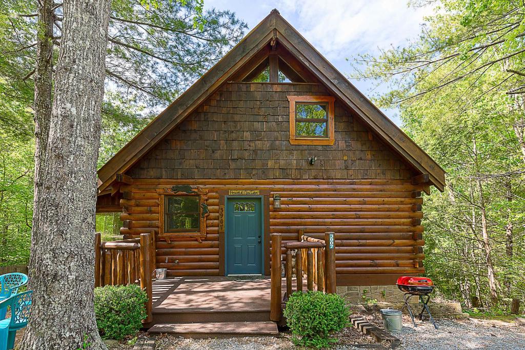 Nestled Inn - Secluded Cabin in the Mountains with Hot Tub Fire Pit and SEGA Gaming System - main image