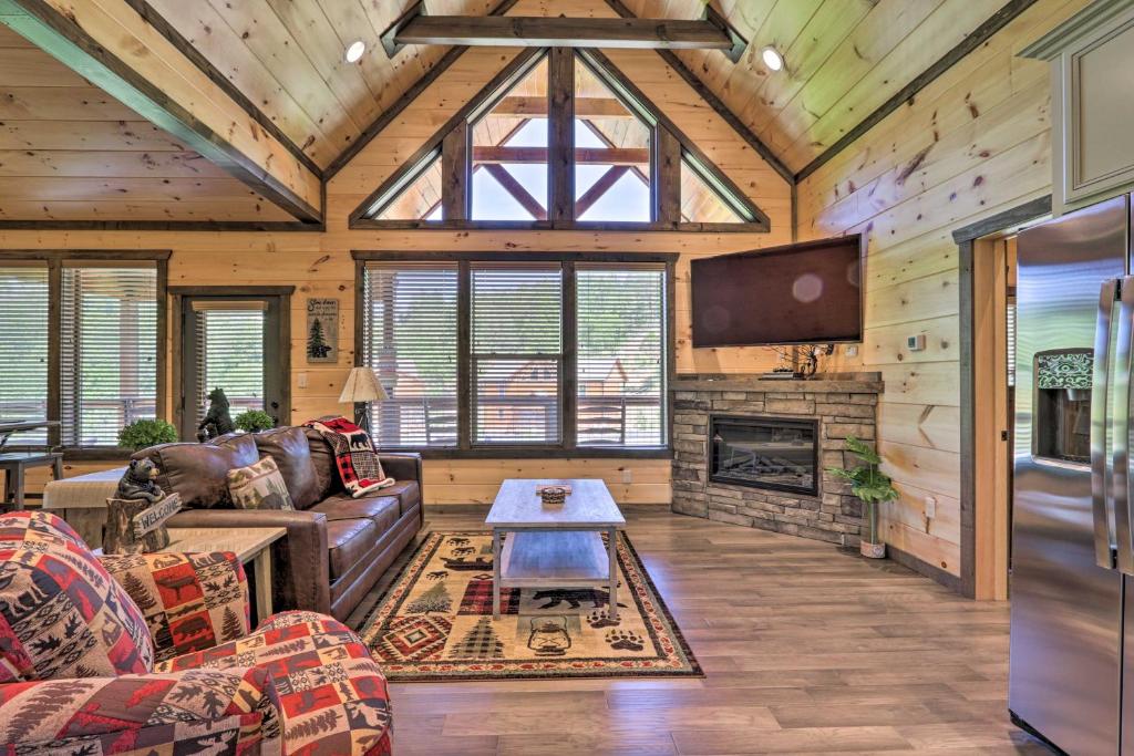 Smoky Mtn Peaceful Paradise with Indoor Pool! - image 2