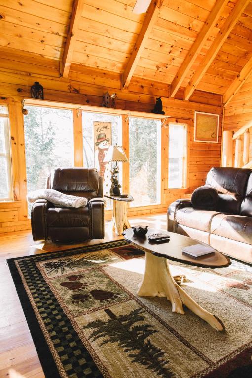 Bear Creek Lodge with Hot Tub Game Room and View - image 5