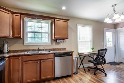 Cozy Firefly Getaway with forest view - image 15
