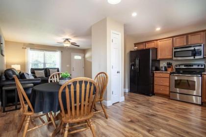 Cozy Firefly Getaway with forest view - image 16