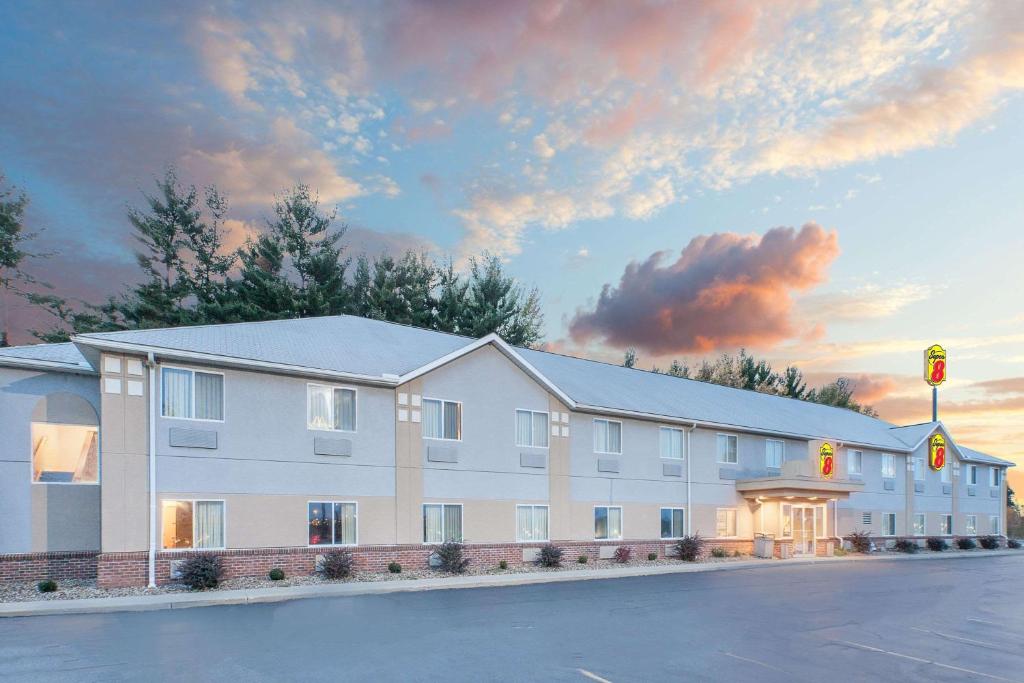 Super 8 by Wyndham Seville - main image