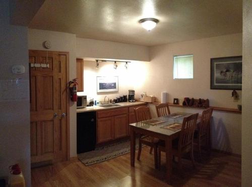 Bears Den Alaska Lodging - image 5