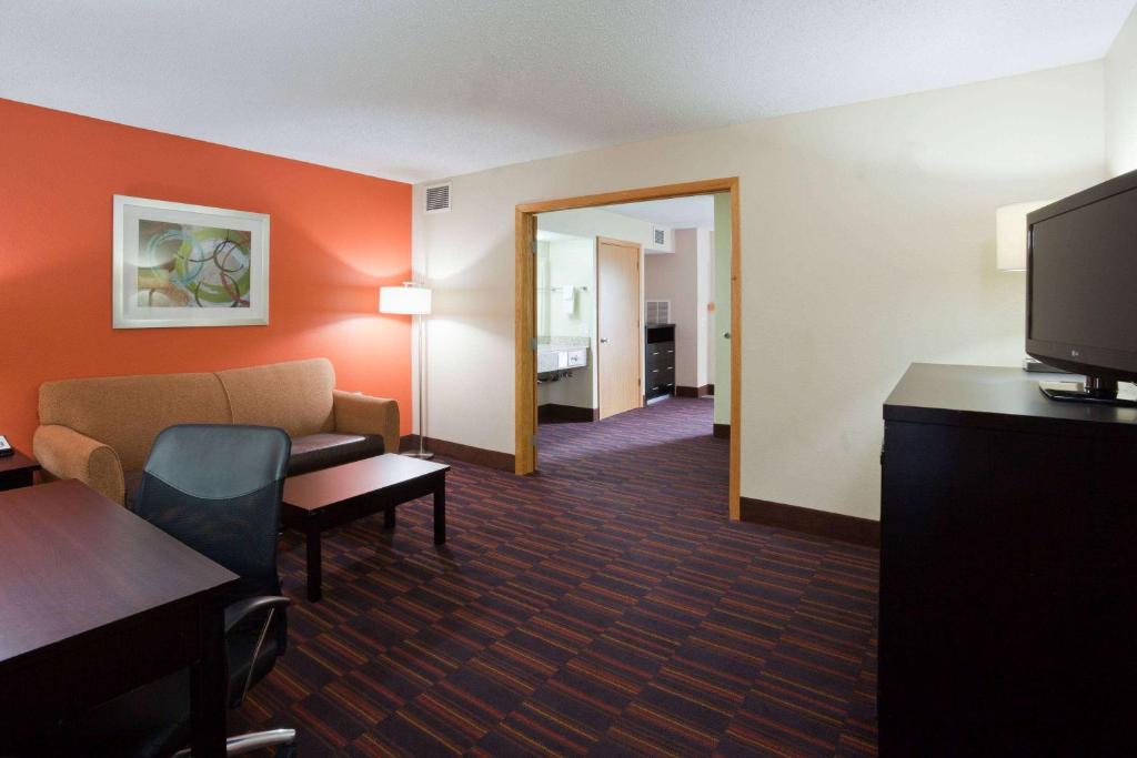AmericInn by Wyndham Shakopee Near Canterbury Park - image 7