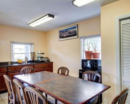 Econo Lodge Sharon - image 17