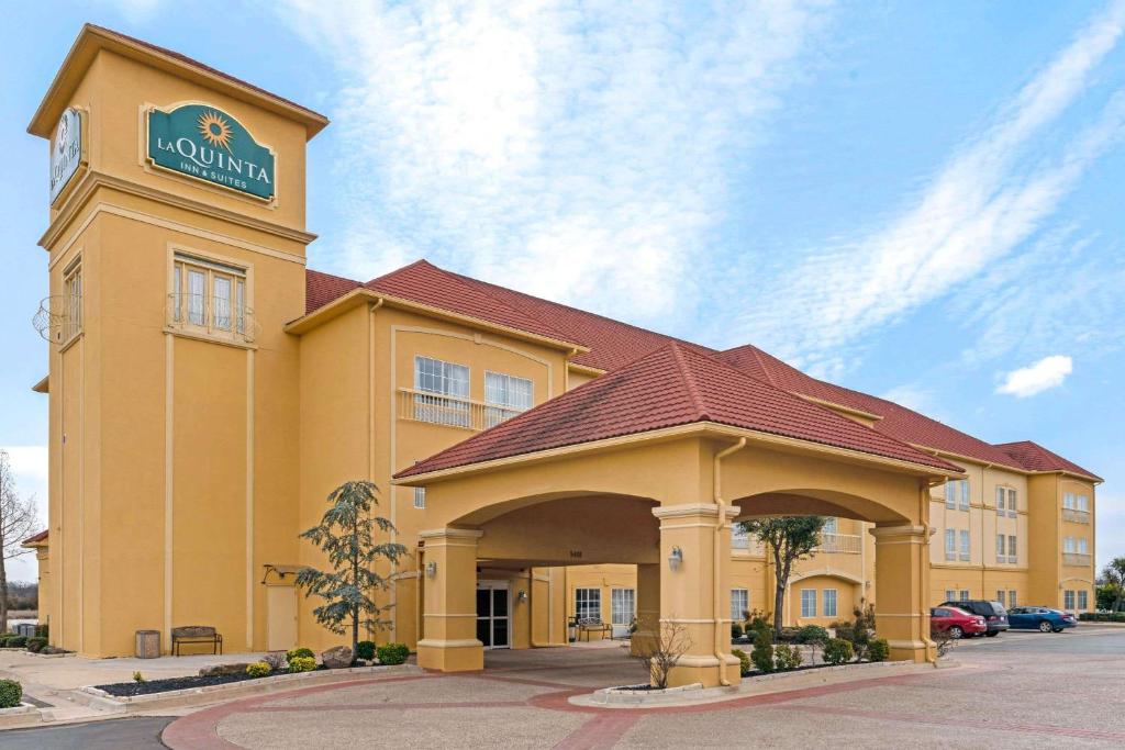 La Quinta by Wyndham Shawnee - main image