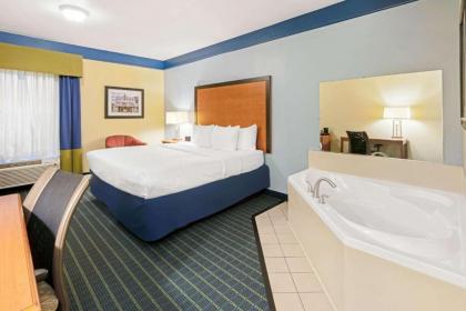 La Quinta by Wyndham Shawnee - image 13
