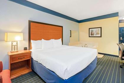 La Quinta by Wyndham Shawnee - image 14