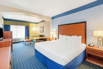 La Quinta by Wyndham Shawnee - image 15