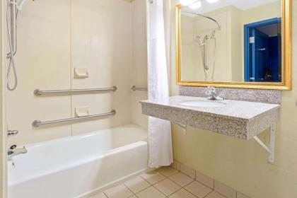 La Quinta by Wyndham Shawnee - image 3
