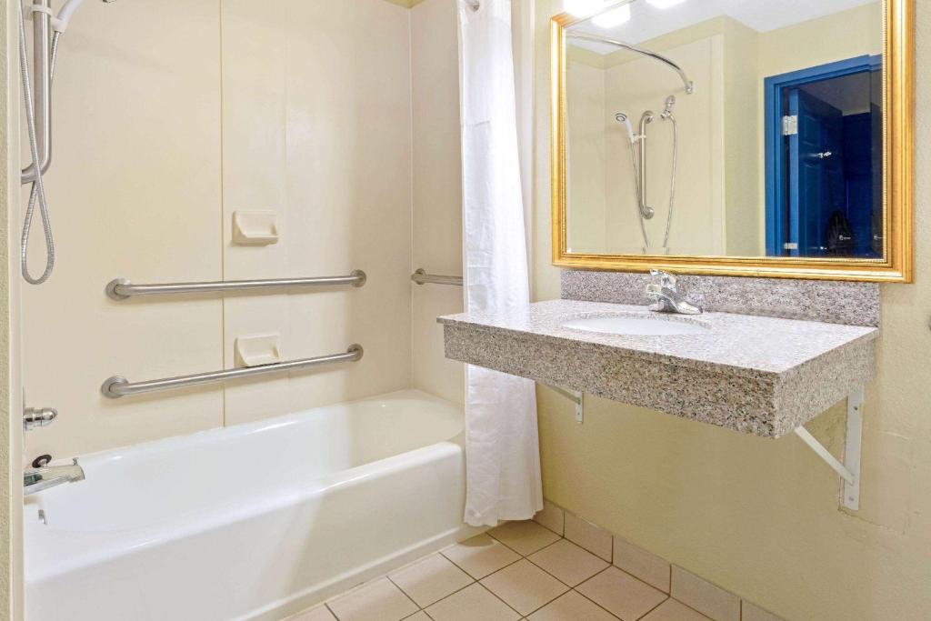La Quinta by Wyndham Shawnee - image 3