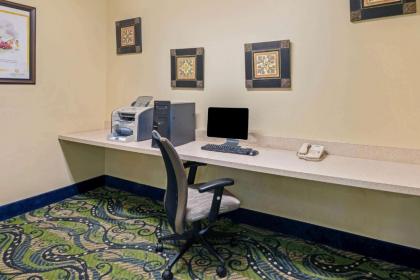 La Quinta by Wyndham Shawnee - image 4