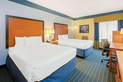 La Quinta by Wyndham Shawnee - image 7