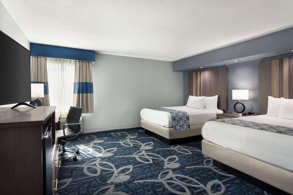 Baymont Inn & Suites Shawnee - image 2