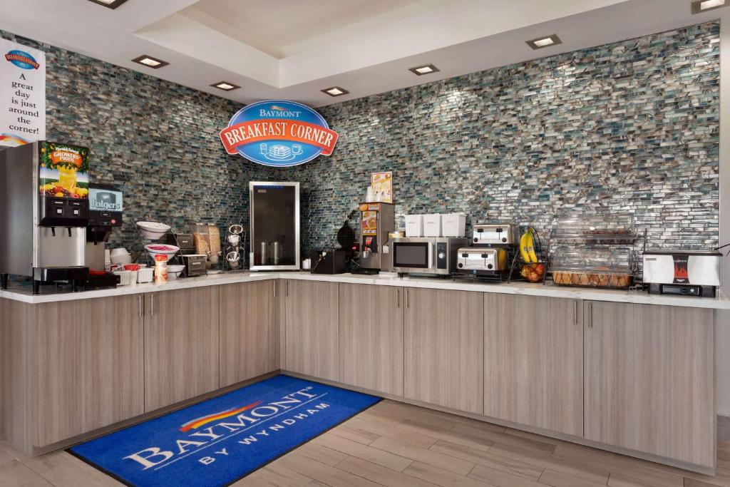 Baymont Inn & Suites Shawnee - image 4