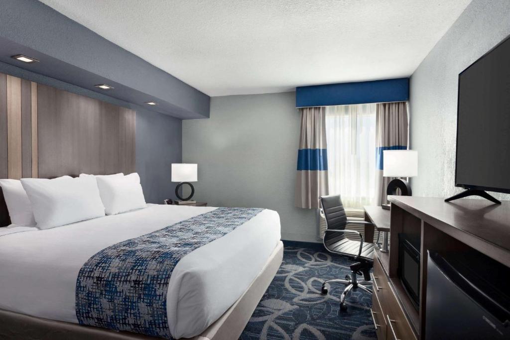 Baymont Inn & Suites Shawnee - image 6