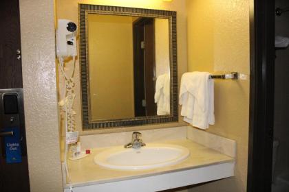 AmeriVu Inn & Suites - image 13