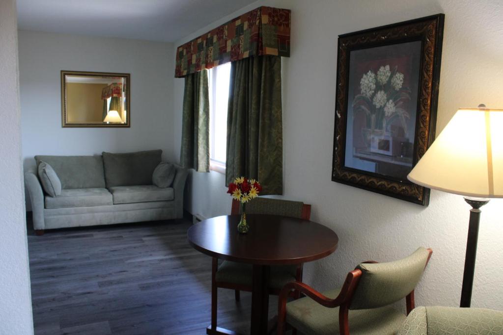 AmeriVu Inn & Suites - image 5
