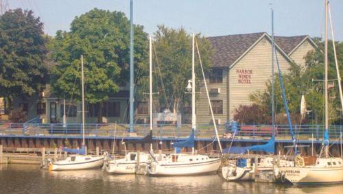 Harbor Winds Hotel - image 4